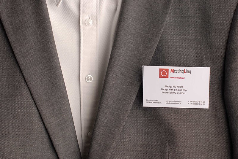 Badge met metalen speld en krokodillenklem.