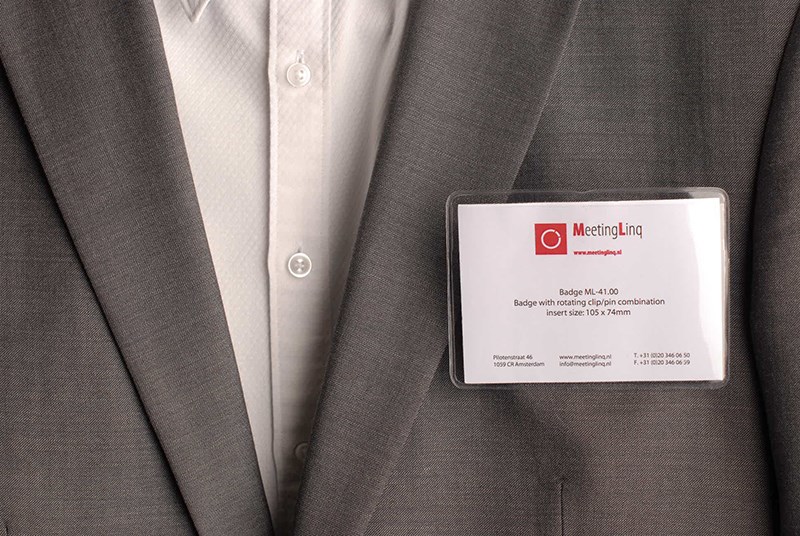 Badge met draaibare knijper/speld. 