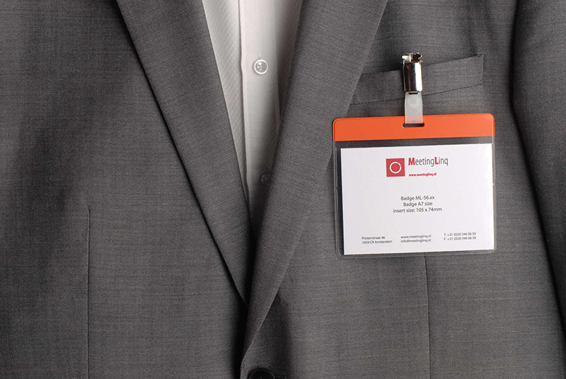 Badgehouder, A7 formaat met ORANJE balk.