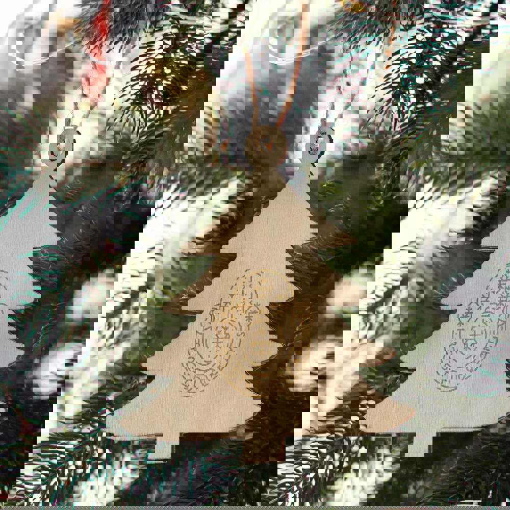 Baumförmiges Weihnachtsornament aus Holz