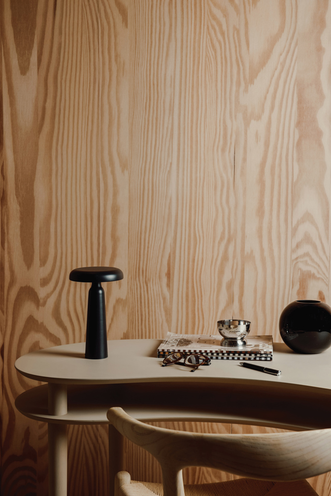 VINGA Avery RCS table lamp