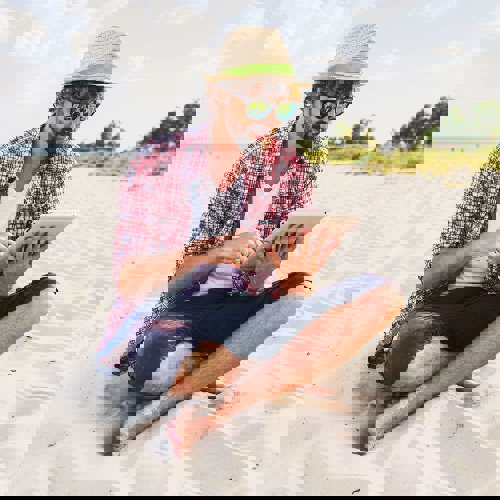 Plant straw hat with coloured band