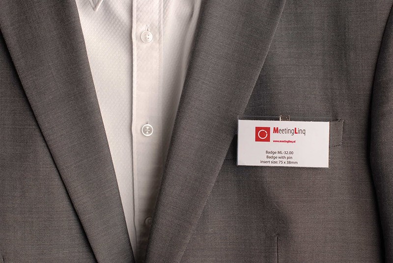 Badge met speld en metalen krokodillenklem.