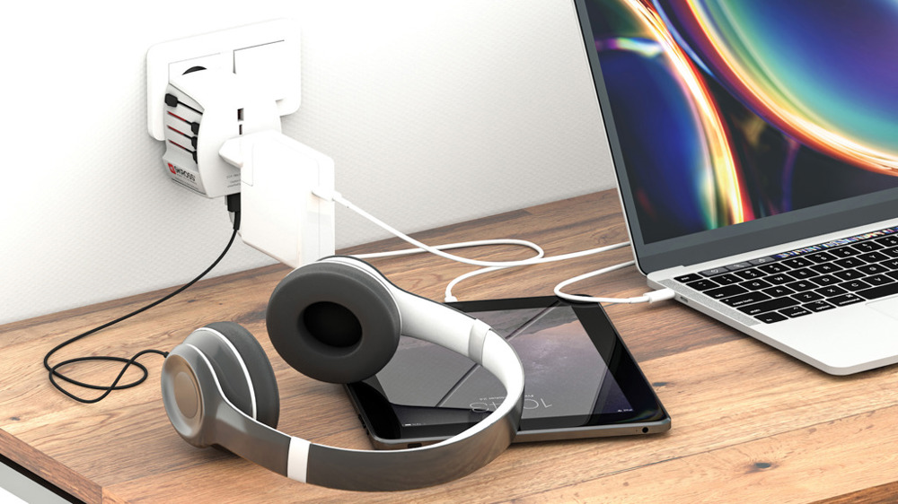 SKROSS World Travel Adapter MUV 2-pole with USB A and C