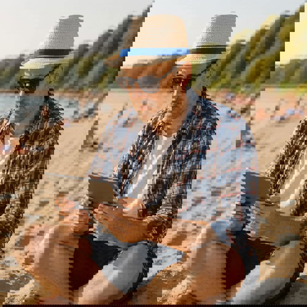 Plant straw hat with coloured band